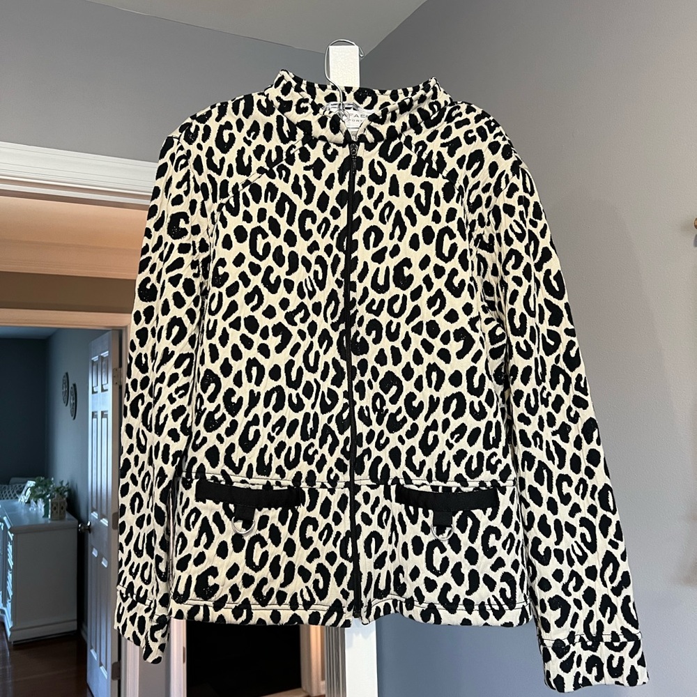 Rafael Sport women’s zip front jacket/blazer. Leopard print. Size Large